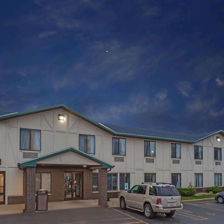 Delavan Inn And Suites Exterior photo