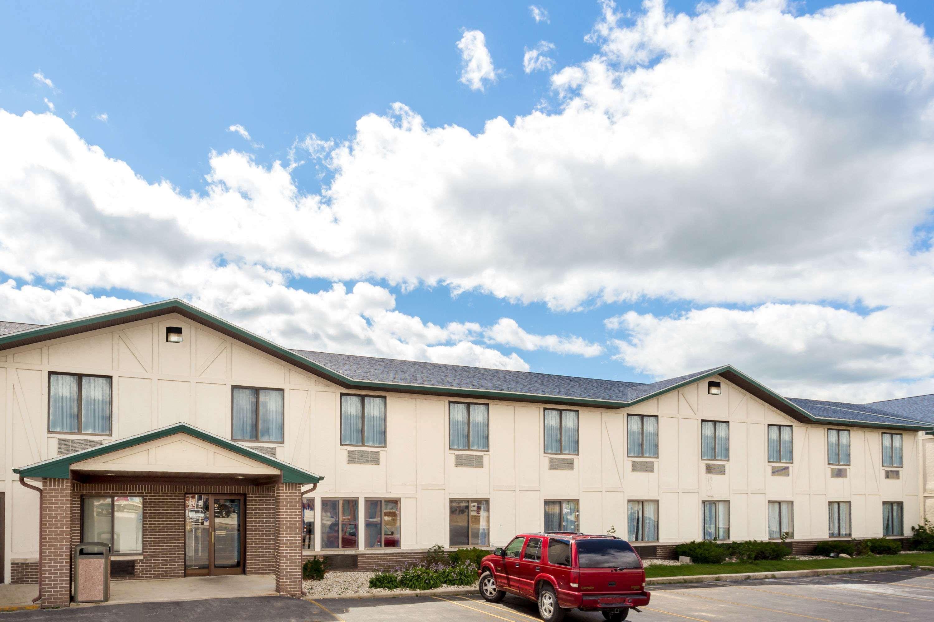 Delavan Inn And Suites Exterior photo